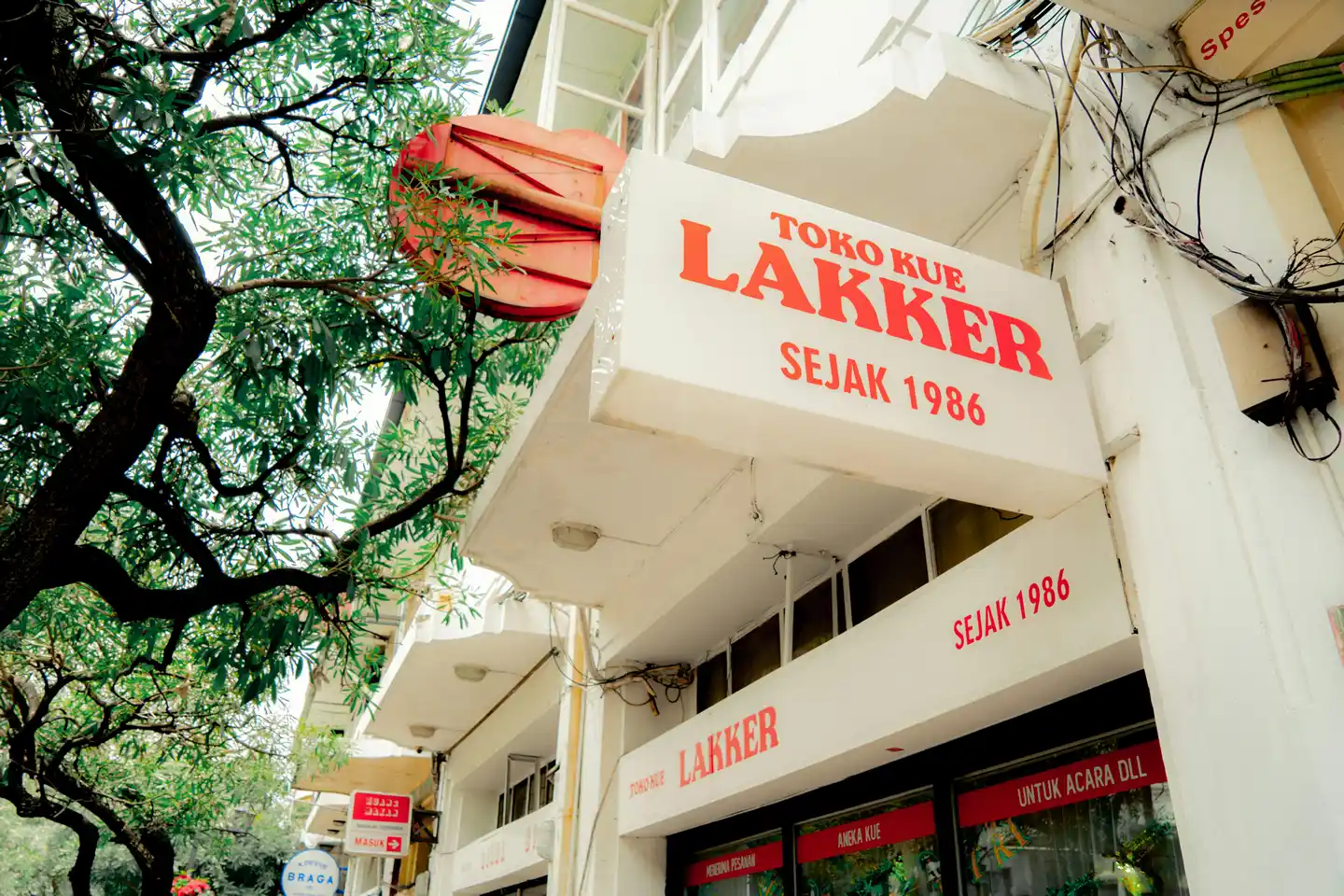 Toko kue Lakker Jl. Braga